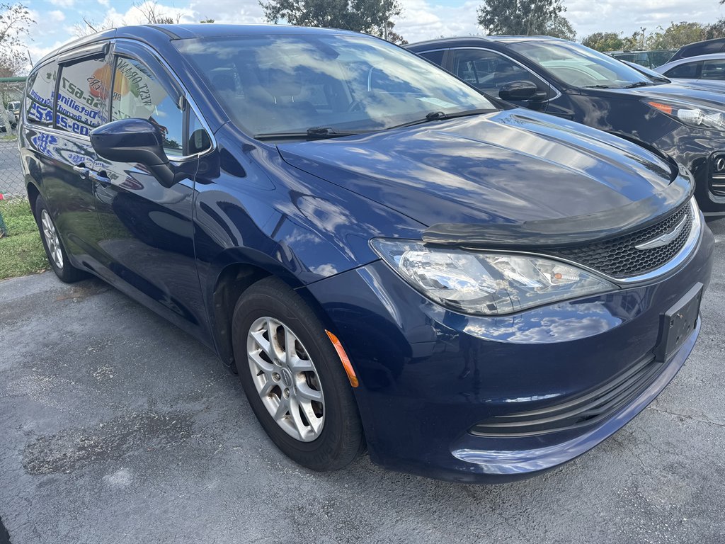 2017 Chrysler Pacifica Touring's photo
